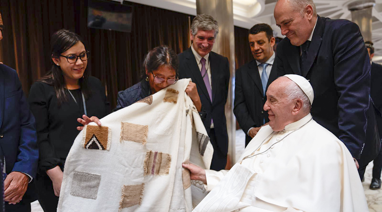 Una artesana neuquina participó en la confección del manto que recibió el  Papa Francisco - Neuquén Informa